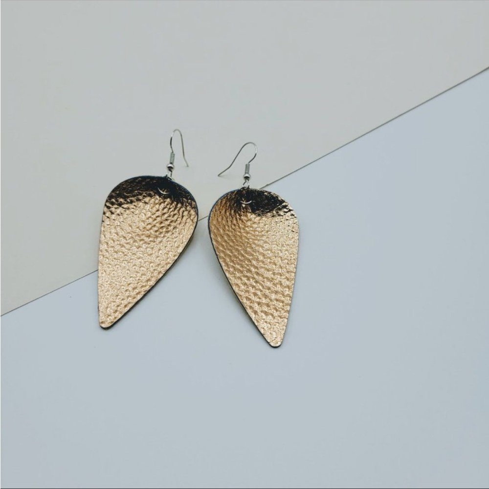 πΈ3/$25 π Handmade Gold Leather Leaf
Dangle Drop Earrings - Picture 5 of 10